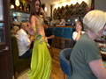 ロンドンのレストランで披露された本場のベリーダンス！客も加わって大盛り上がり.avi